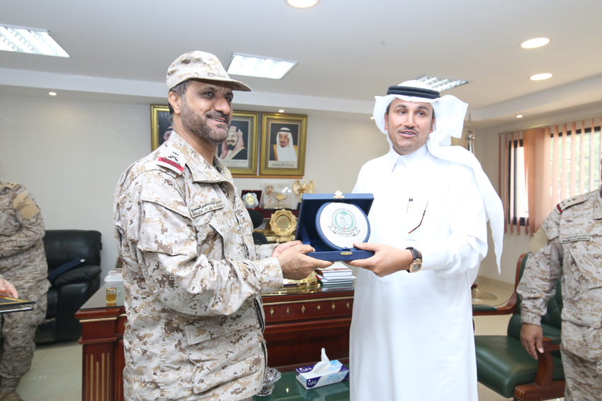 قائد قوة جازان يقدم درعاً تذكارية لمدير عام الخطوط السعودية